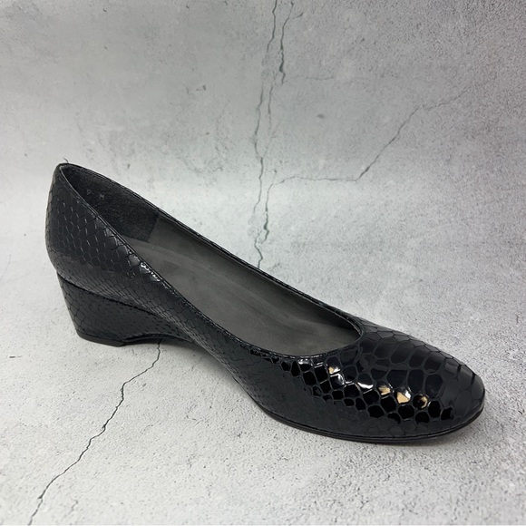 Stuart Weitzman Croc Embossed Leather Slip on Wedge Heel with Rubber Sole. EUC. - Picture 2 of 8